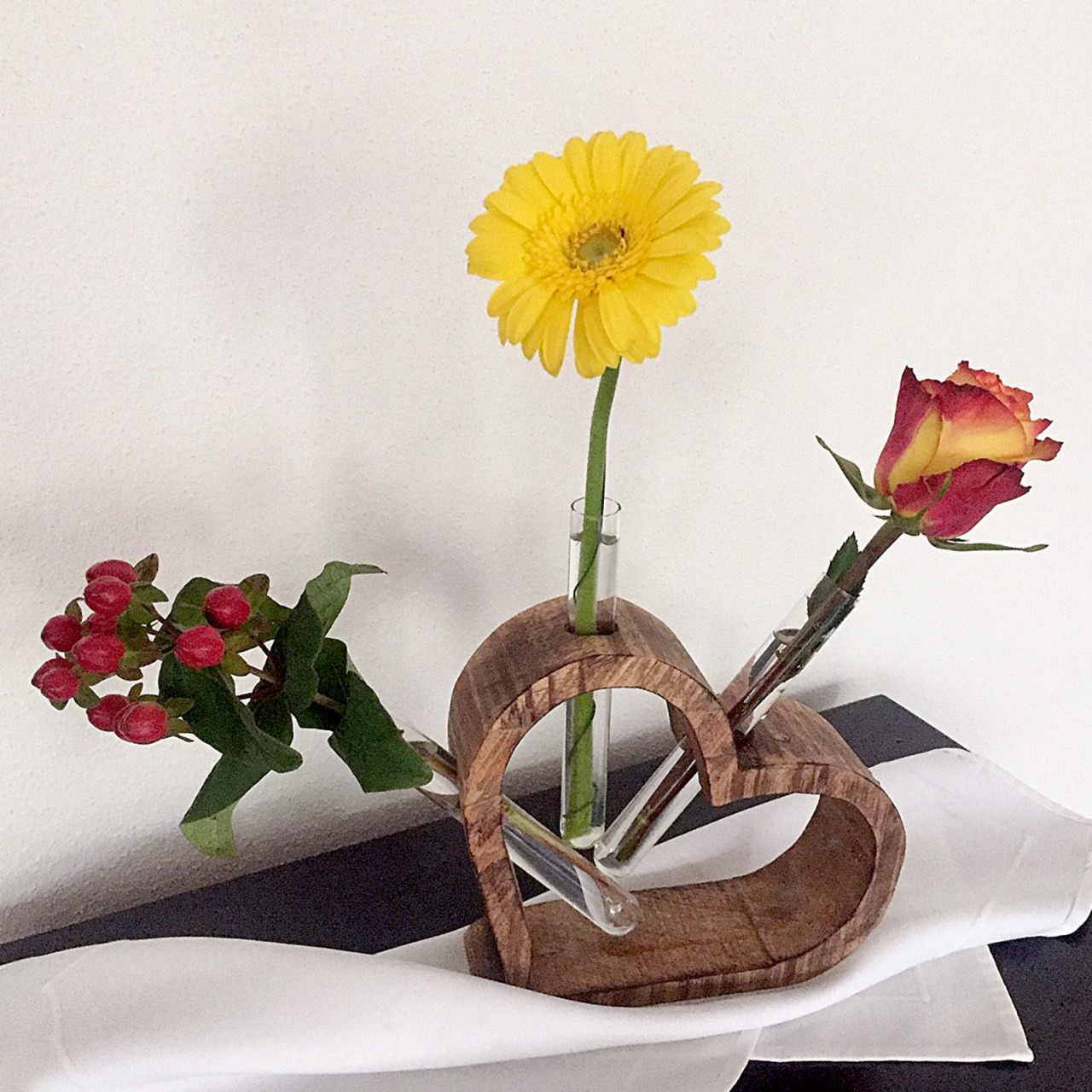 mvg_deko-herzen-blumenvase-ambiente-01_1280x1280.jpg mvg_deko-herzen-blumenvase-ambiente-01_1280x1280.jpg